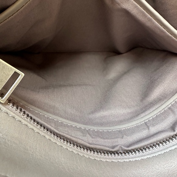 BOTTEGA VENETA Leather Intracciato Crossbody Crossbody Bag 🔥🔥🔥 - Picture 7 of 11